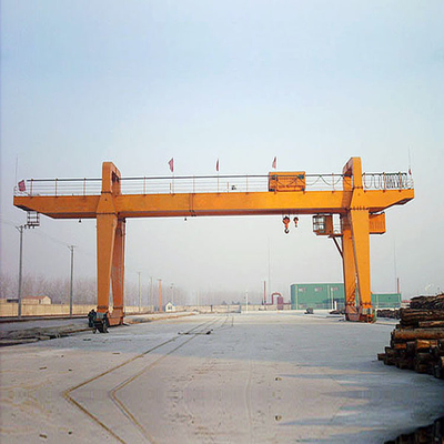 رافعة جسرية مثبتة على السكك الحديدية 45 طنًا تمتد 35 مترًا تستخدم في الميناء لرفع الحاويات